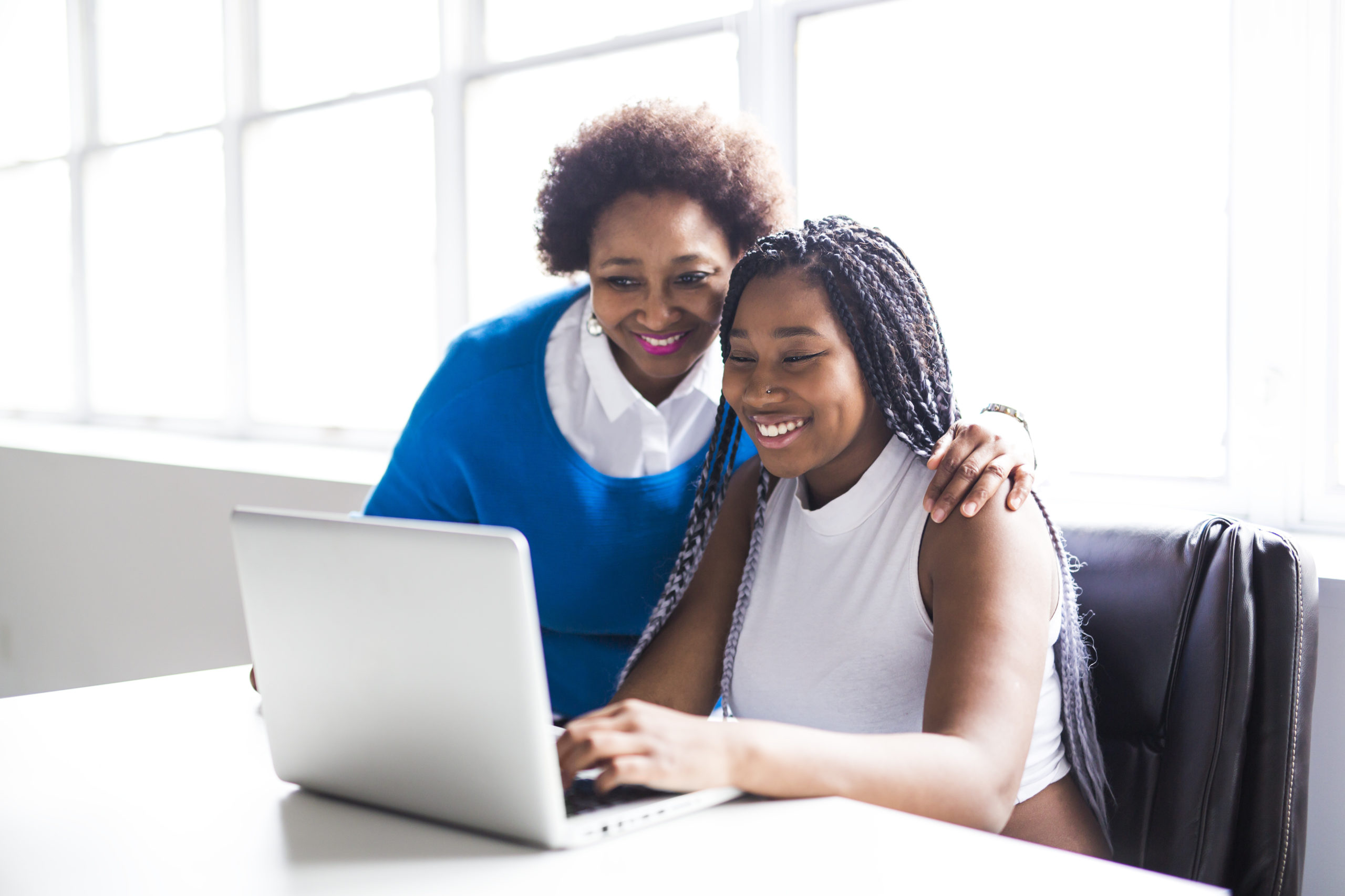 Image: A high school student and her mother preparing for a test. Learn the best online test taking strategies.
